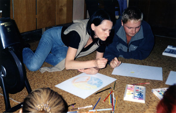 Рисование мандал - одна из важных составляющих интеграции. Участники семинара "Путешествие в поисках себя" рисуют свой процесс. Одесса 2002. [58 Kb]