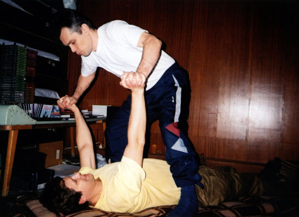 Упражнение "сопротивление-принятие" - демонстрация и инструктаж перед выполнением. Одесса 2002. [55 Kb]