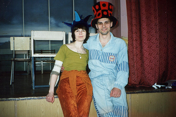 Король и королева "дураков" на семинаре "Посвящение в безумие". Москва, март 1998. [65 Kb]