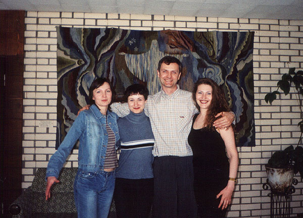 Ирина Пивоварова (справа), Владимир и Кристина Майковы в Москве. [79 Kb]