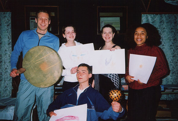 С шаманским бубном и маракасом, студенты на вводном семинаре. 28-30 марта 2003 [59 Kb]