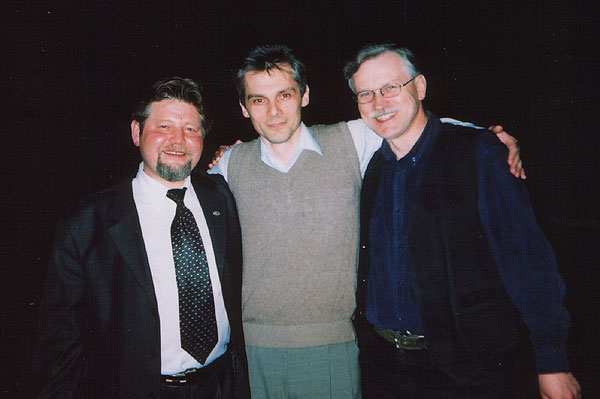 Конференция в Ярославле - учредительная конференция Российской ассоциации трансперсональной психологии и терапии, слева - Владимир Владимирович Козлов. 18-20 апреля 2003. [39 Kb]