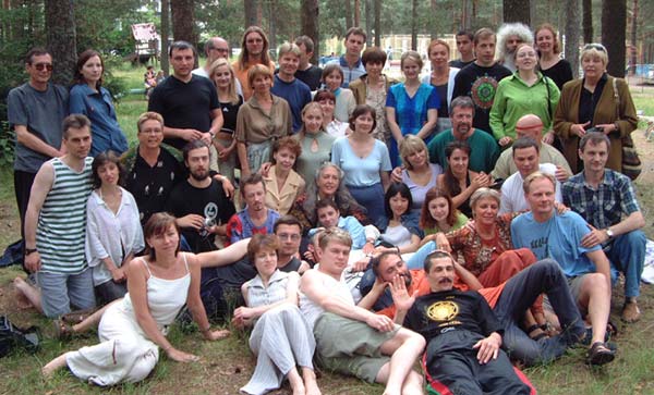 Участники сертификационного модуля "Психология будущего", состоявшегося в июле 2001 года в Санкт-Петербурге. [53 Kb]