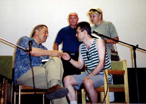 Сергей Попроцкий берет автограф у Станислава Грофа на сертификационном модуле "Психология будущего". [24 Kb]