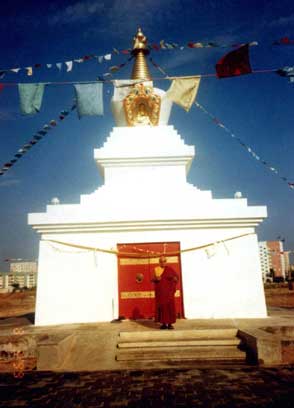 Ступа к Элисте, Калмыкия. После ритуала открытия и освящения 8.03.1999.